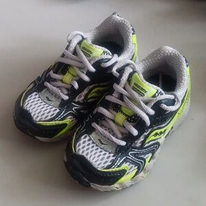 Saucony Cohesion athletic shoe Wide width
